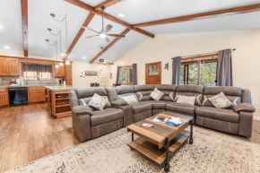 Moose Tracks Lodge - Forest and mountain views! Smart TV with streaming app and Game Room!